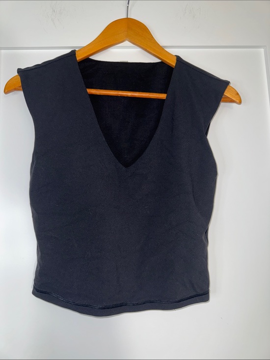 Athleta Tops - Athleta Women’s Black V-Neck Sleeveless Crop Top chest 14” length 17”